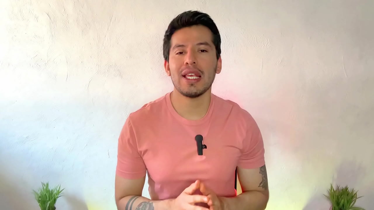 Maestro y alumno de universidad terminan follandose ambos, primero el maestro se lo coge y despues el alumno.