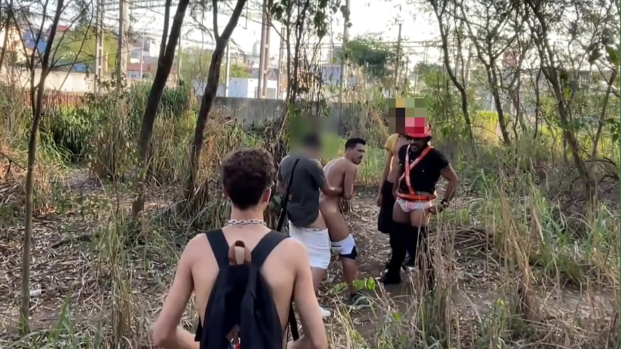 Luccas melo - Ofereceu o cuzinho para homens que caminhavam pelo parque afim de fuder