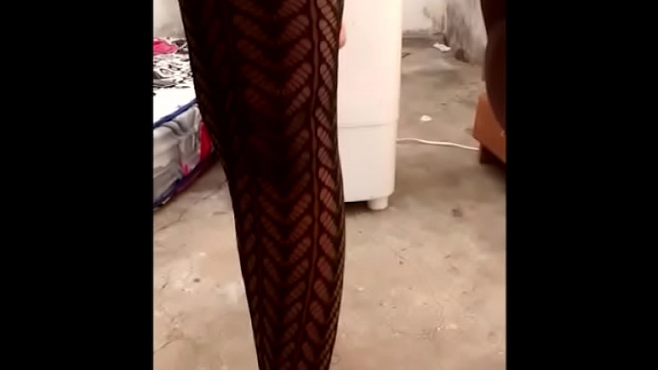 Compilation t&eacute;l&eacute;phonique de Elvie Slutty s'amusant avec son gode &agrave; l'ext&eacute;rieur de la maison - Partie