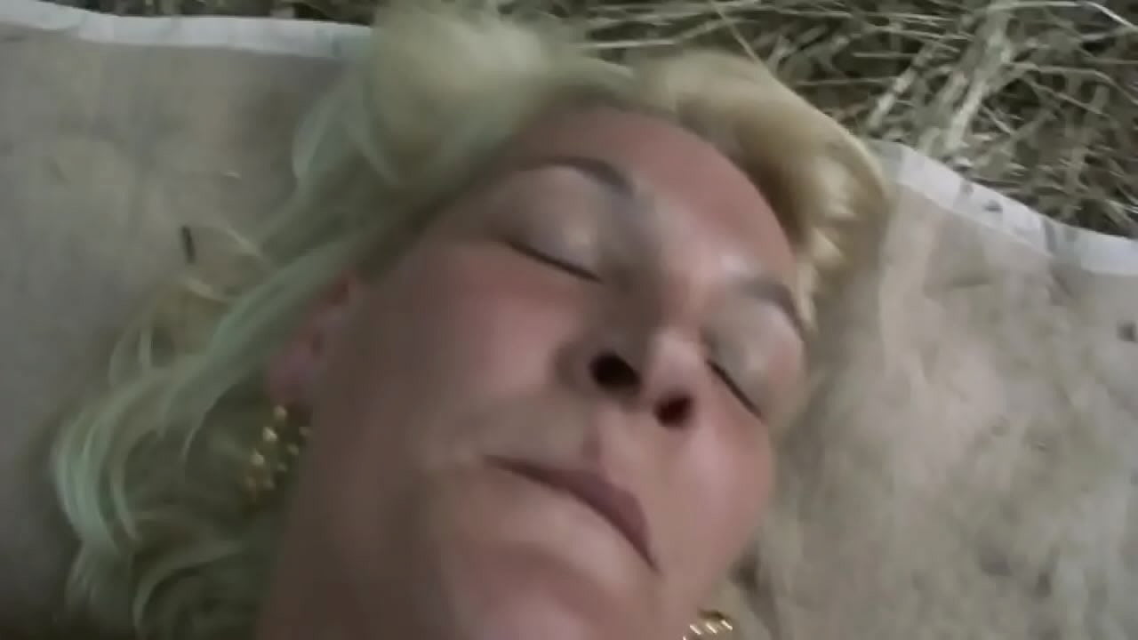 Mi scopo e spruzzo la sborra sulla calda figa pelosa di questa panterona super arrapata con le tette piccole perfette