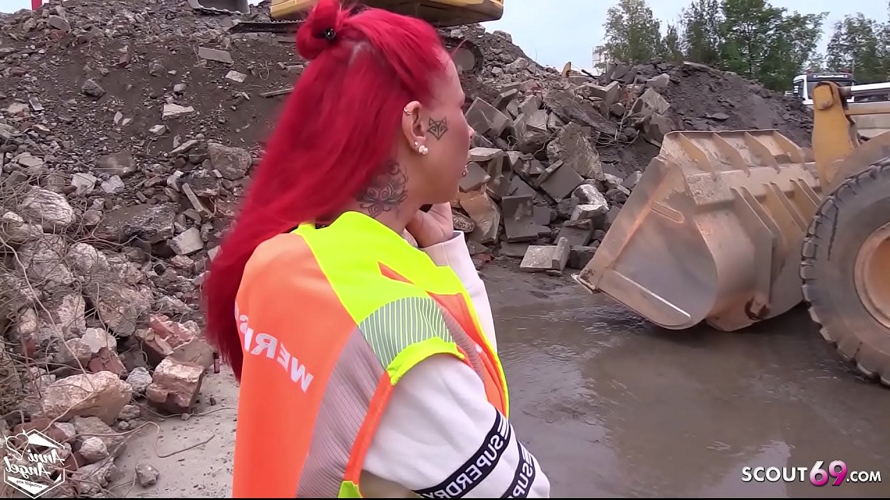 Anni Angel laesst sich von fremden Typen ohne Gummi mitten auf der Baustelle ficken - German Teen