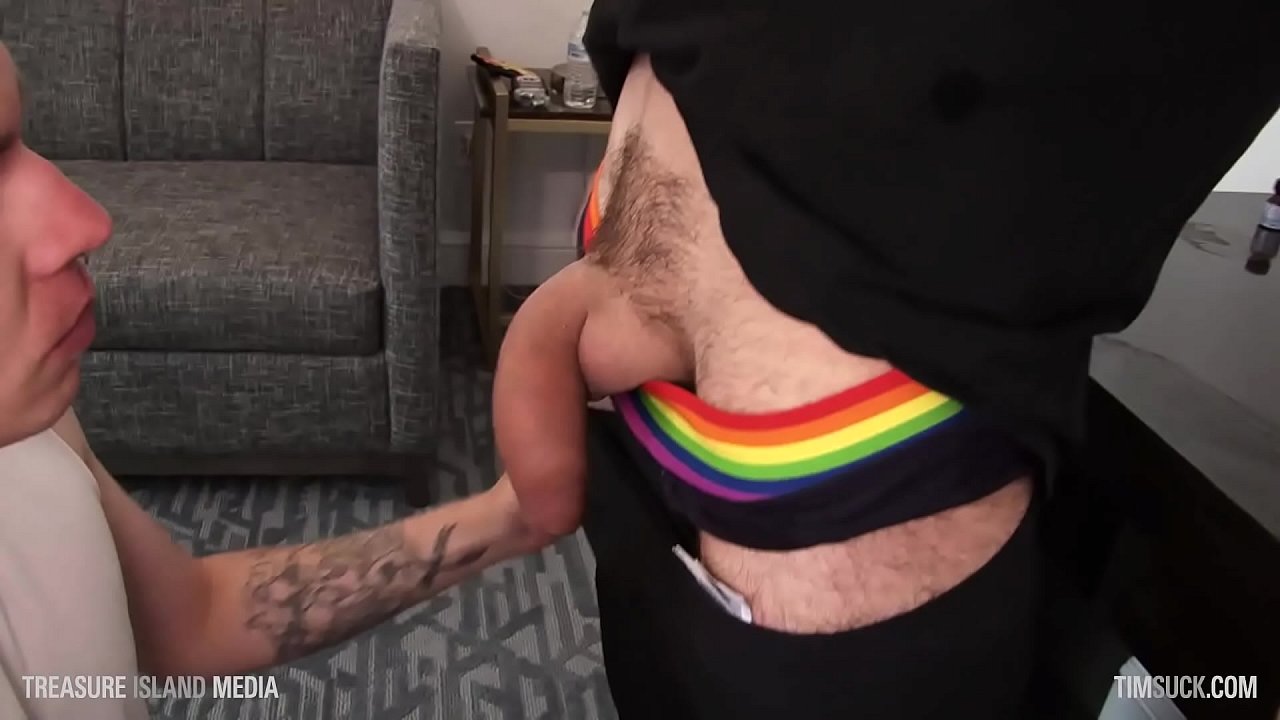 Uncut tatted dude gets serviced