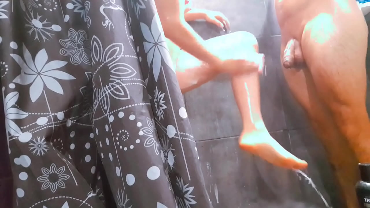 Tamando una ducha con mi hermanastra y termino rompi&eacute;ndole el culo