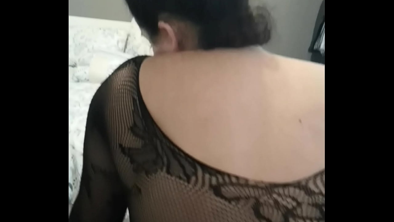 Moviendo mi culito mientras mi esposo me graba