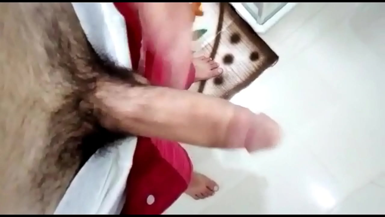 Batendo uma no banheiro sem gozar