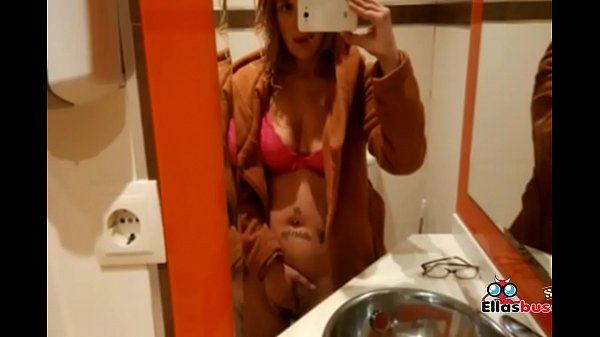 Rubia cachonda en ba&ntilde;o p&uacute;blico buscando sexo