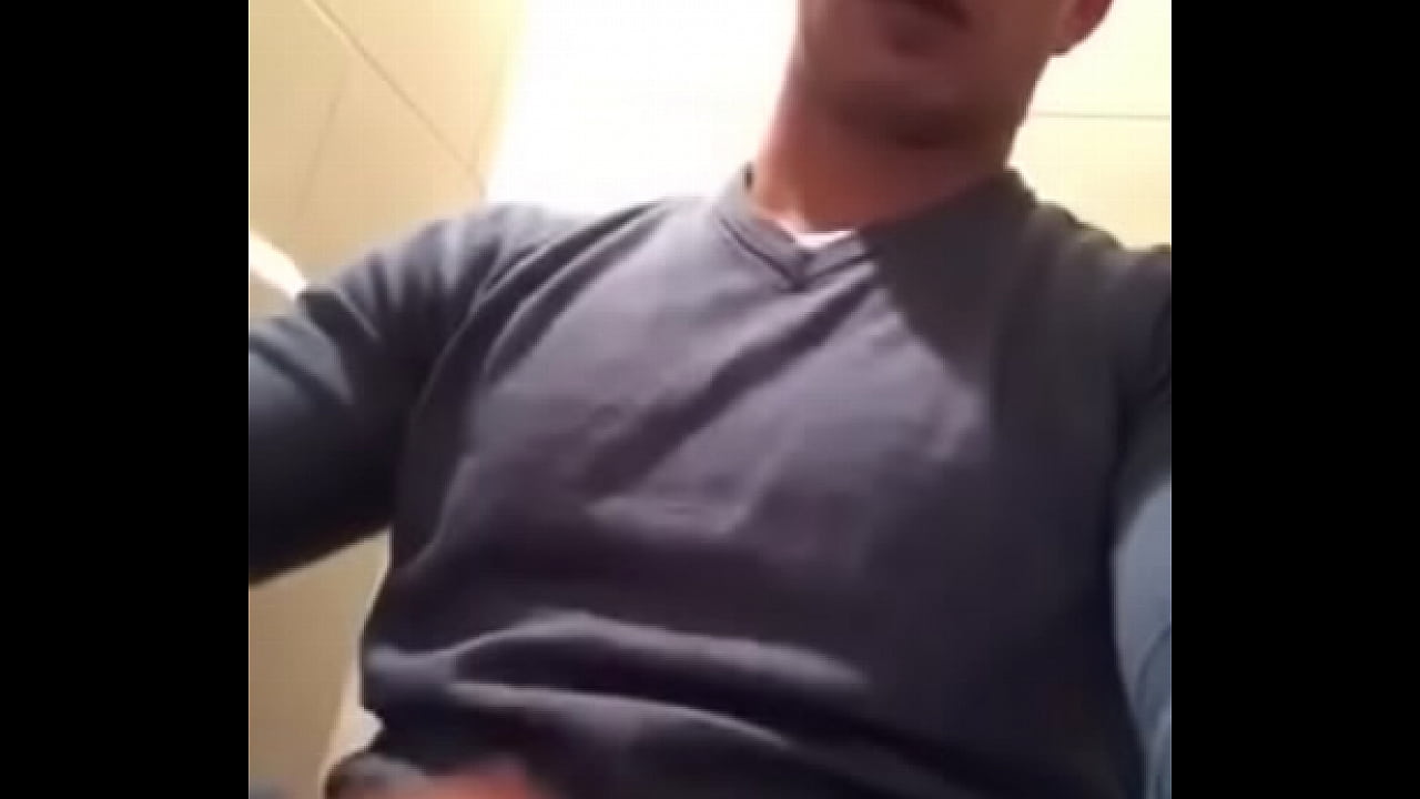 Masturbacion en ba&ntilde;o publico