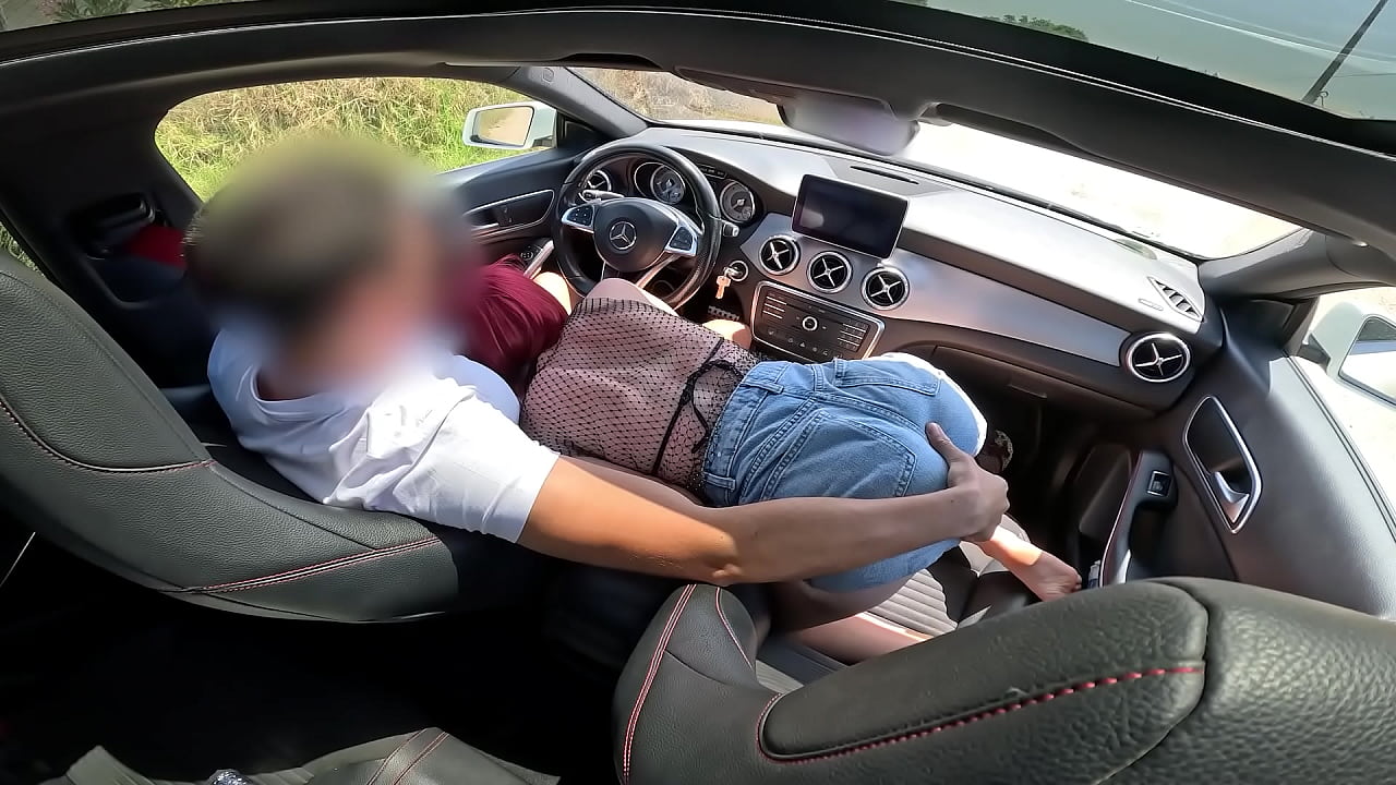 A young woman leaving a party gets in my car and gives me a blowjob until I cum, she sucks me while I'm driving, the slut loved eating me on the road, I don't stop until I finish in her beautiful naughty little mouth