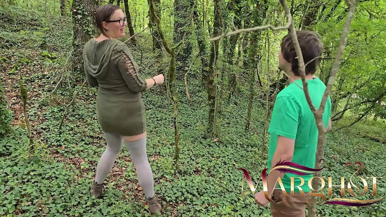 C&rsquo;est l&rsquo;Automne : Mon Amant Me Baise le Cul Hard Contre un Arbre en For&ecirc;t avec Gorge Profonde et Squirt