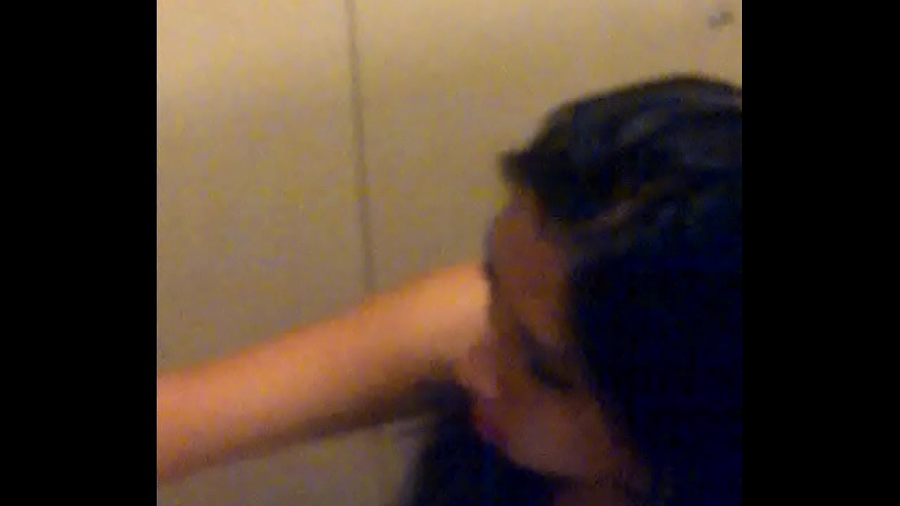 Arequipa mall aventura sexo en el ba&ntilde;o filmado por gazu