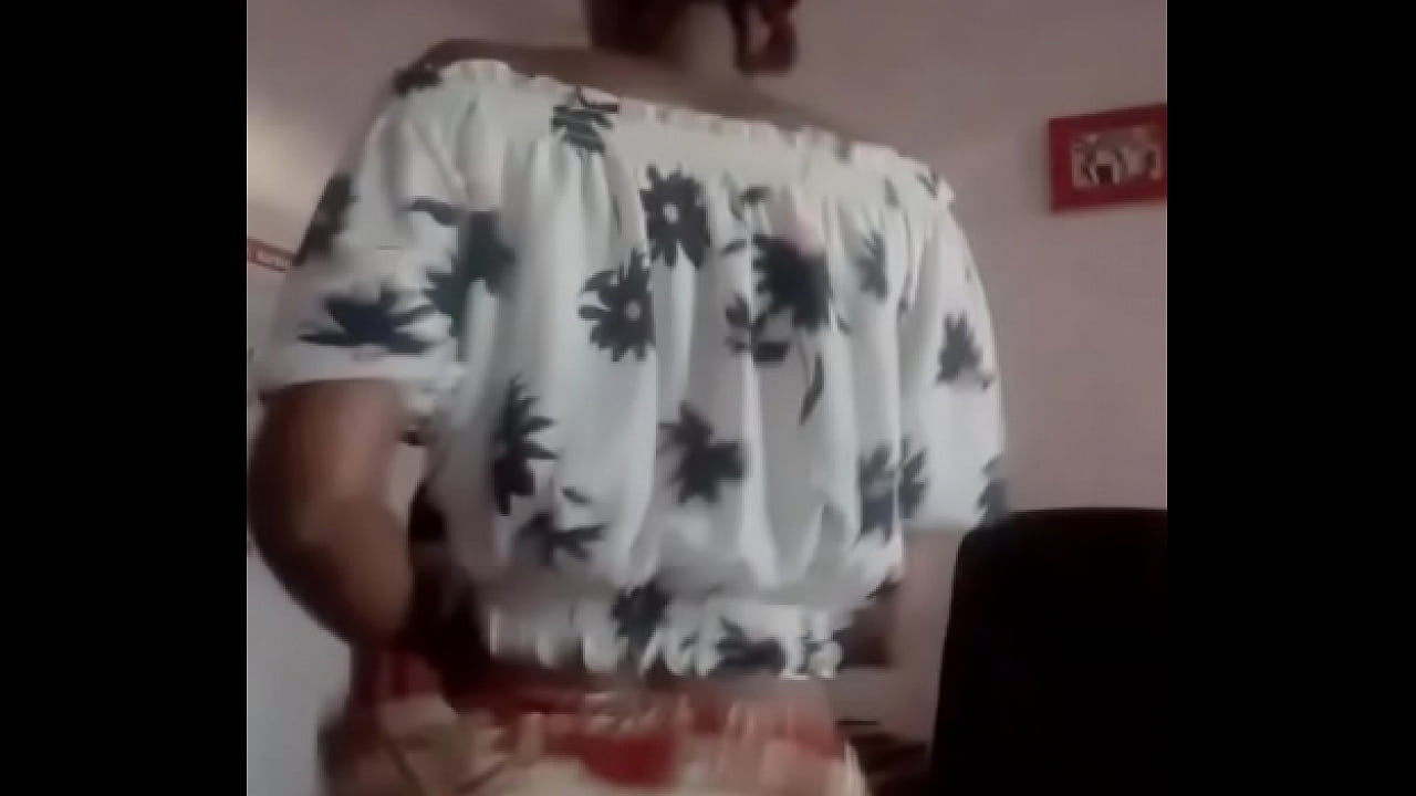 Elle danse excite les kinois pour sans anche qui veut une grosse bite