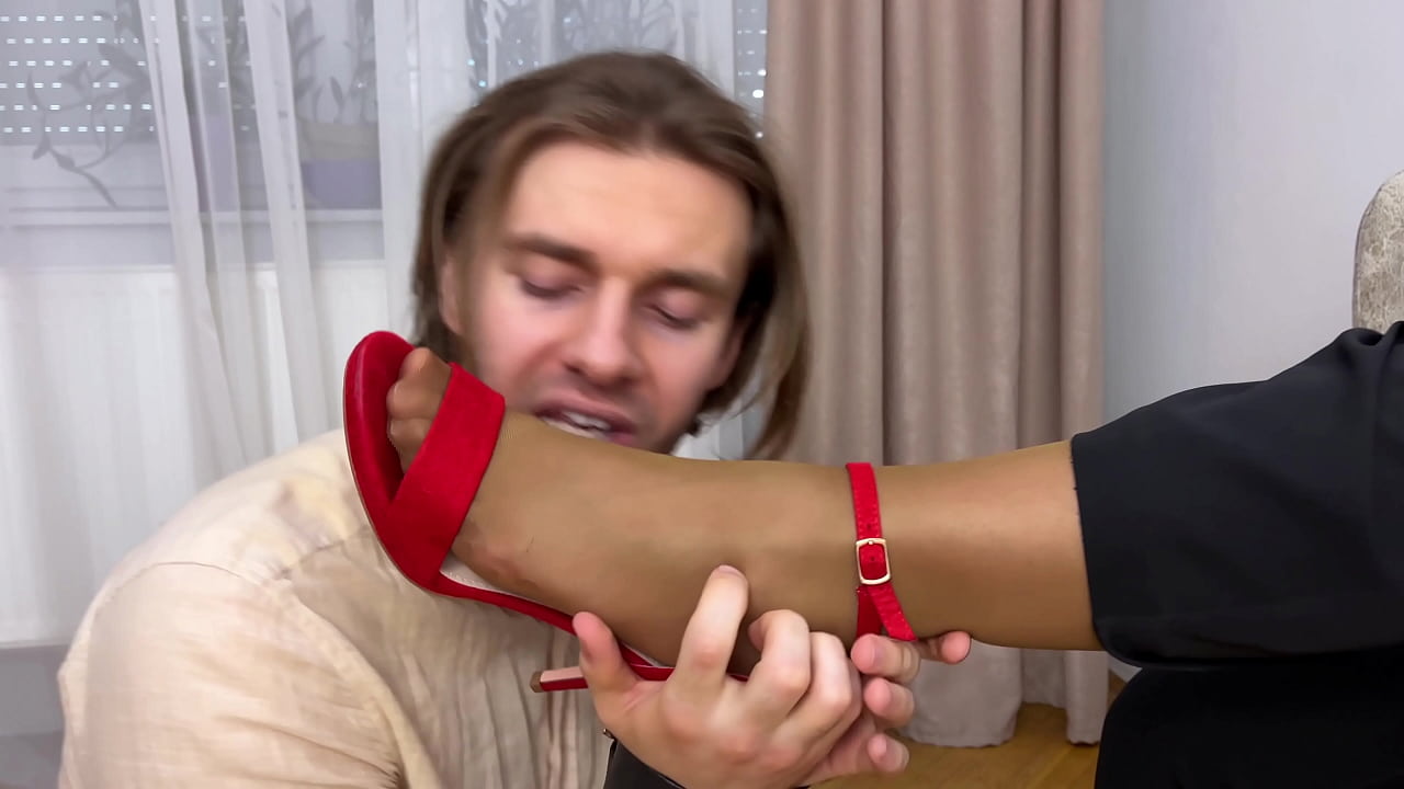 Horny Female Boss Pulls Down Pantyhose and Makes Employee Worship Her Pussy