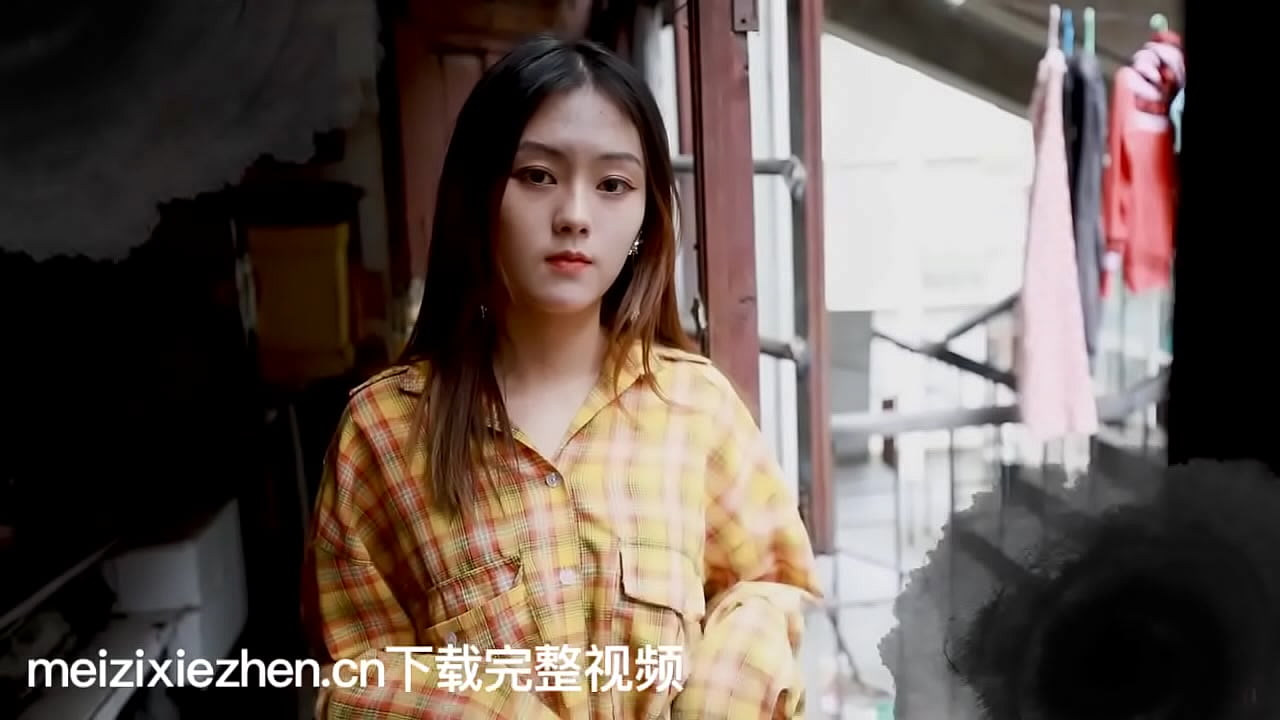 城中村运动鞋长得像迪丽热巴自己玩脚