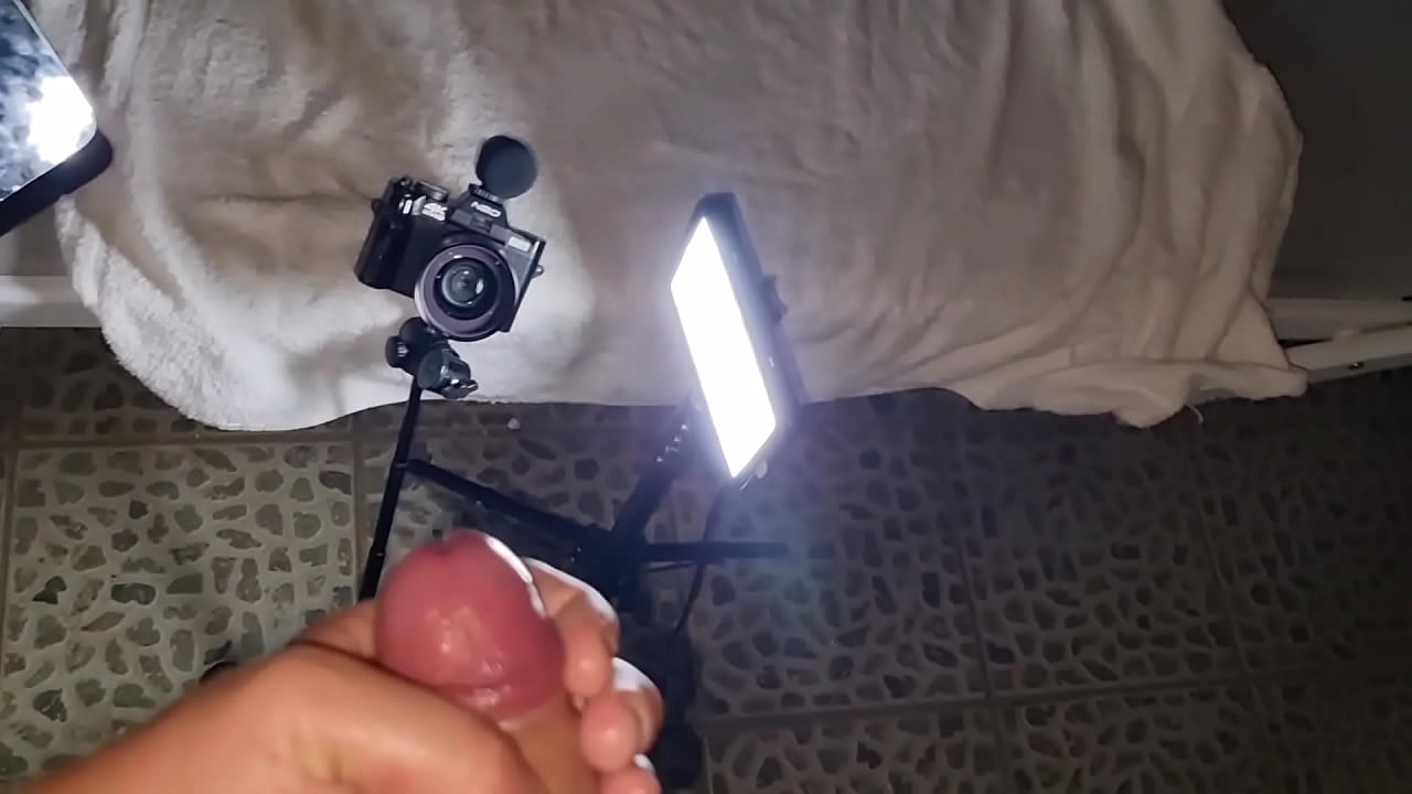 AMICI IN VACANZA | MI FACCIO FILMARE DALLA MIA AMICA MENTRE GIRO UN VIDEO CHE MI SEGO - CAZZO DURO SCHIUMOSO E PISCIATA IN PUBBLICO