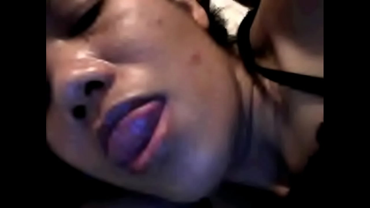 philipino house wife dinnielinaoshowing her long nipple to her boyfriend.