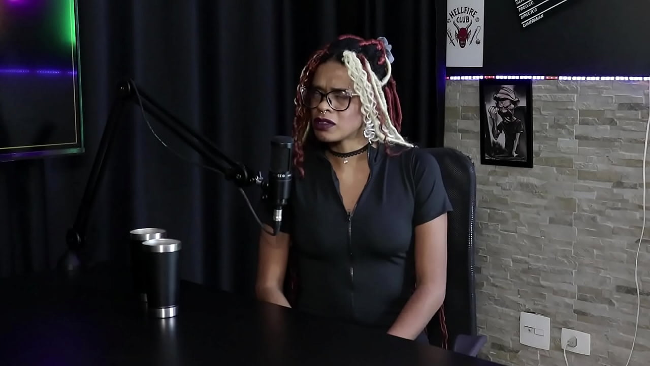 Falou sobre mulheres peludas, recebeu mensagens, tem os ataques na internet - Naomi Campos (SHEER/RED)