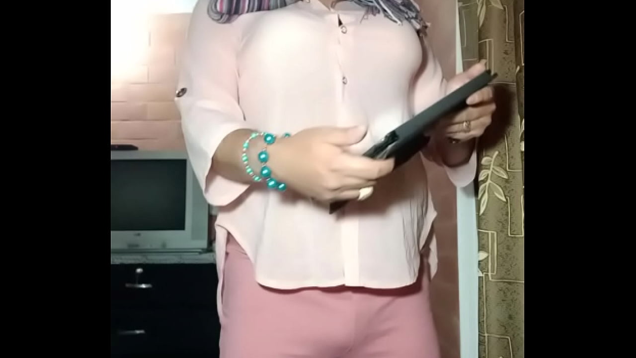 Caliente y sexy travesti al desnudo total, masturbandose para un seguidor