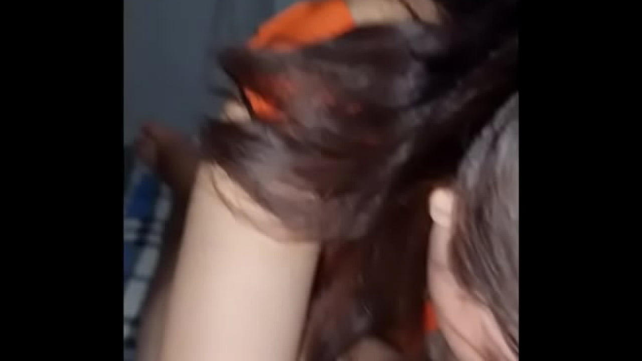 Vợ h&agrave;ng x&oacute;m đang thủ d&acirc;m m&ograve; v&agrave;o chịch c&ugrave;ng em