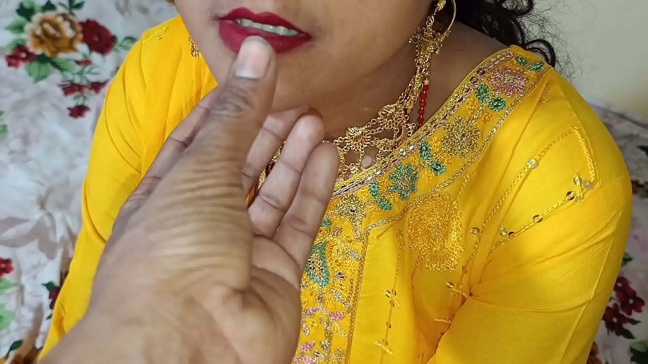 सलवार खुद उतार दी अब कहती हो नहीं चुदाऊंगी सौतेली बहन छोटे भाई के साथ