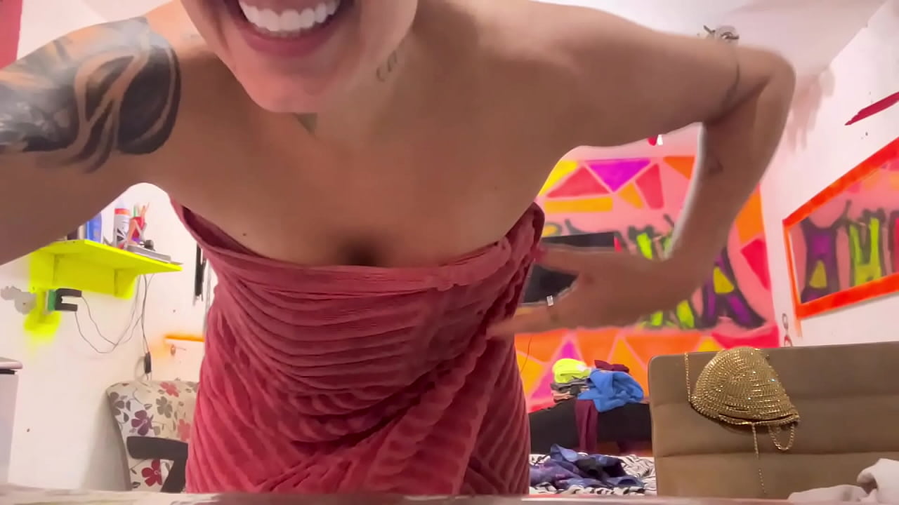 Fiquei pelada pro entregador de aplicativo e chamei ele pra dentro da minha casa .Ele n&atilde;o resistiu e me fudeu todinha hardcore Bunda enorme Peitos perfeitos pequenina chupando boquete Hist&oacute;ria porno