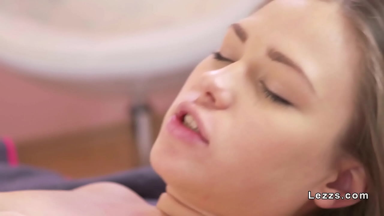 Blonde lesbians licking in bathroom