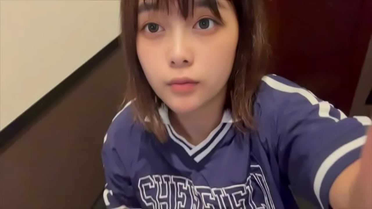 エロ本をみながらネットカフェでオナニーする人妻。旦那以外のちんぽ咥えて浮気してみたい&hellip;