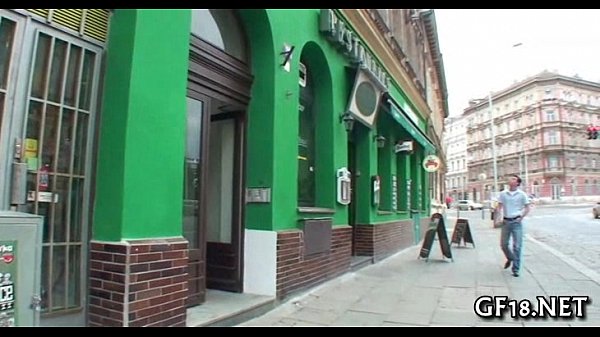 Babe spreads lengthy legs