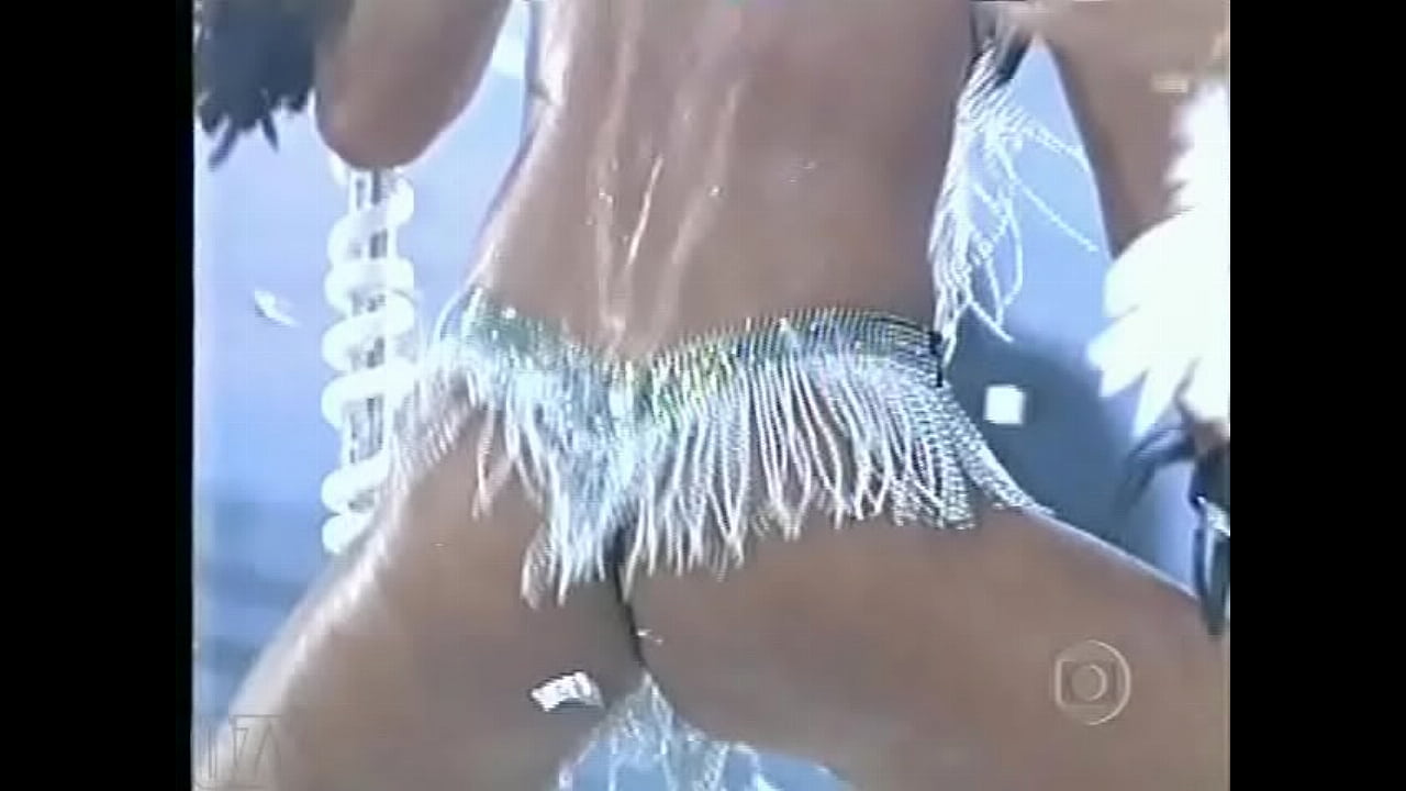 Feiticeira Joana Prado com a buceta de fora no Carnaval de 2000 Vai-Vai