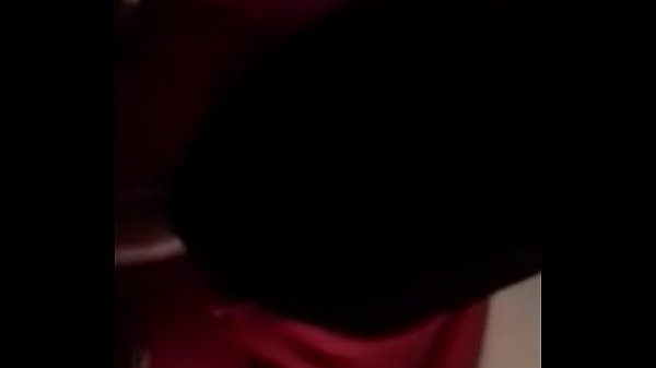 Chupando pau trans usando m&aacute;scara.