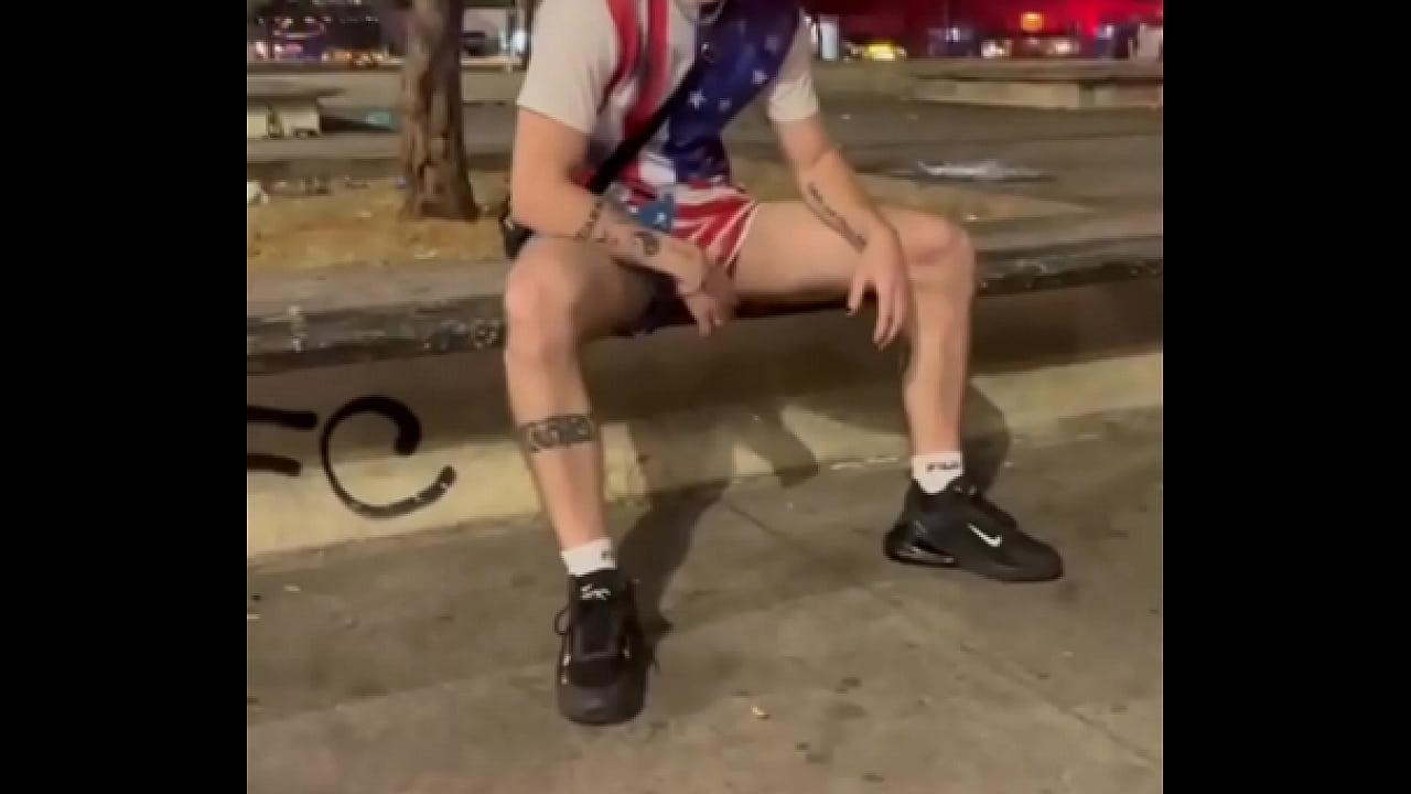 mostrando a bunda e o pau na pra&ccedil;a