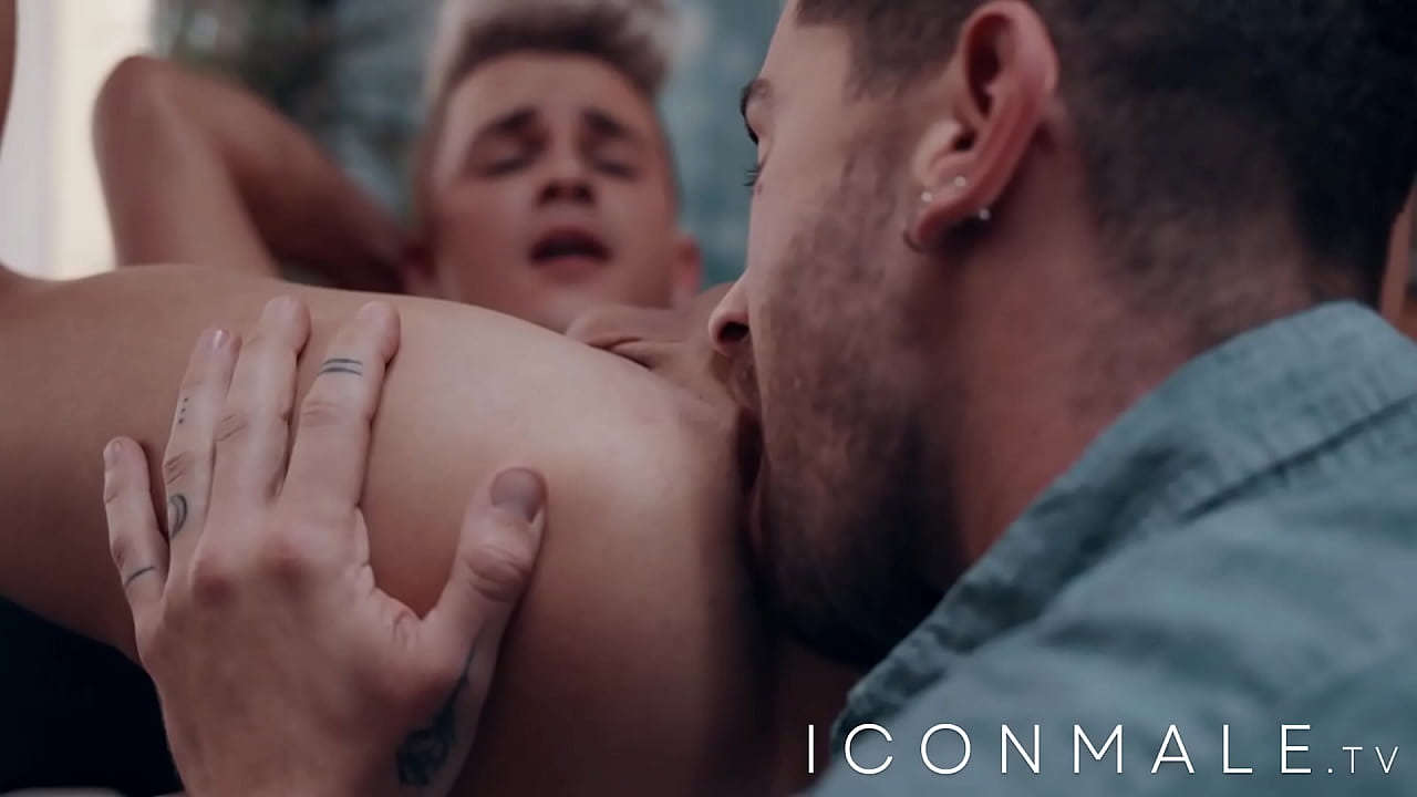 Me desnudo en clase y acabo haciendo un trio con el profesor