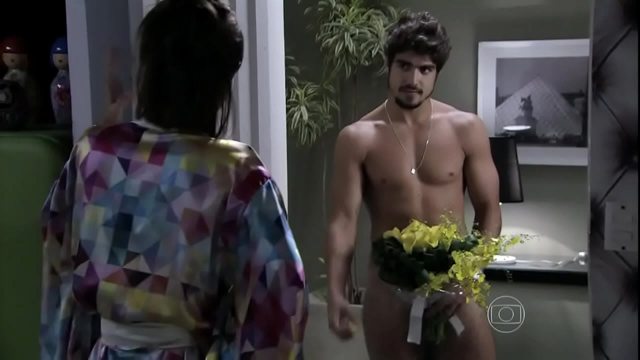 Caio Castro nu em "Amor &agrave; Vida"