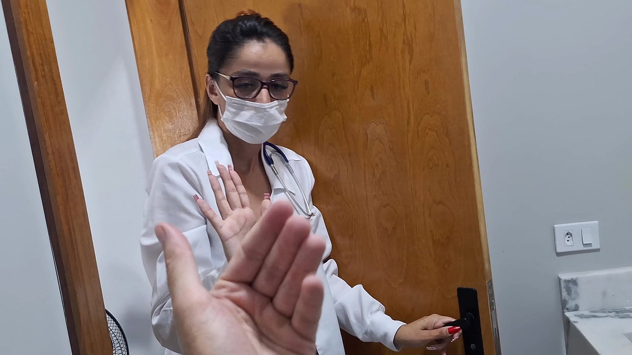 Enfermeira casada trai marido com funcion&aacute;rio no banheiro do hospital!