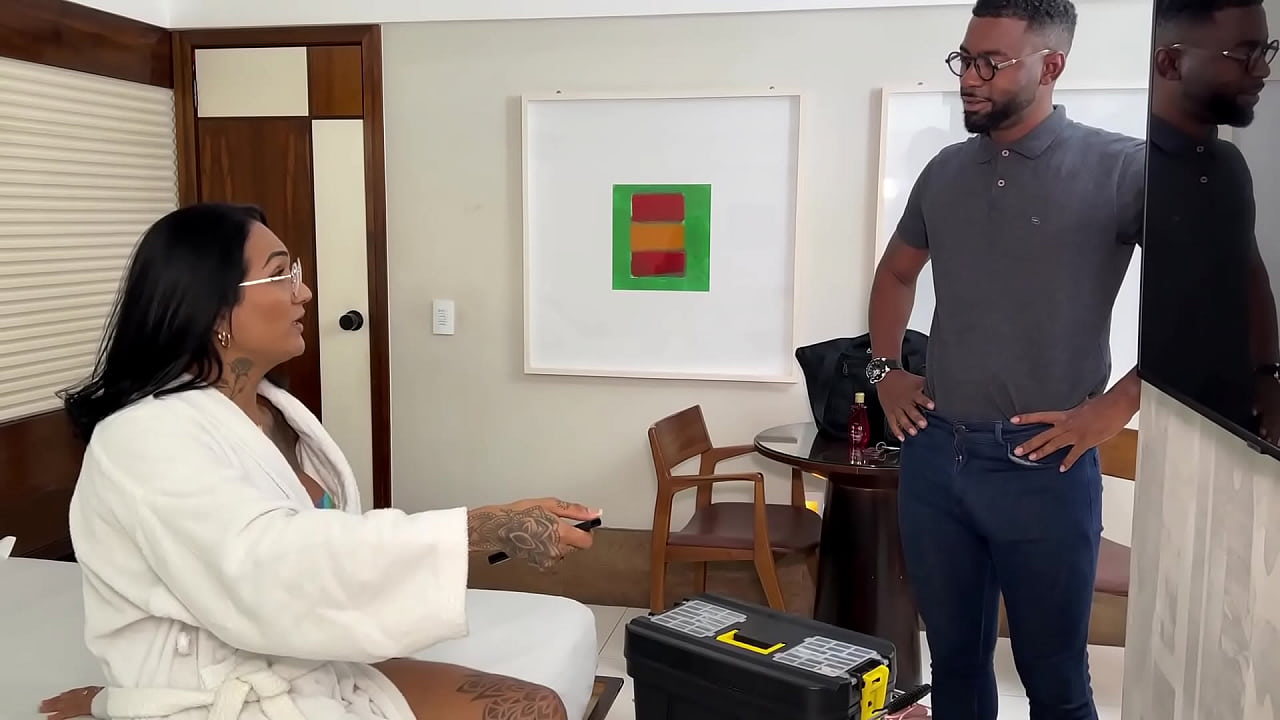 O t&eacute;cnico do motel entrou no meu quarto pra consertar a TV e acabei levando 23cm no rabo