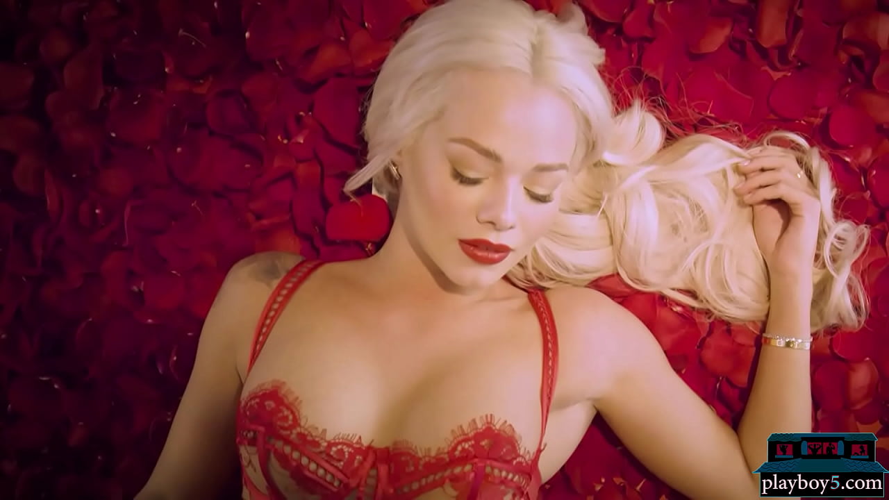 Gorgeous blonde babe Elsa Jean shows off her tight sexy body for us and looks stunning