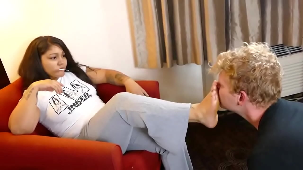 I love bullying men while they kiss my feet