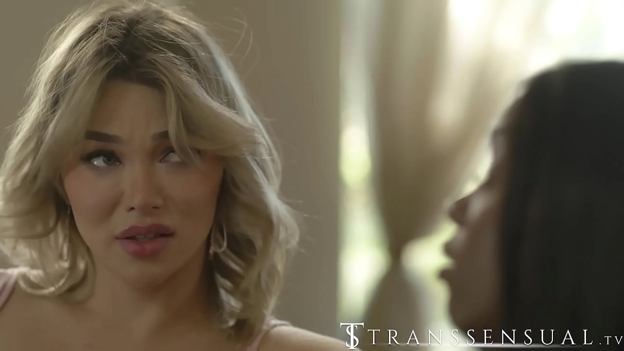 Mi compa&ntilde;era de piso no sabia que su amiga tenia polla, acaba comiendosela