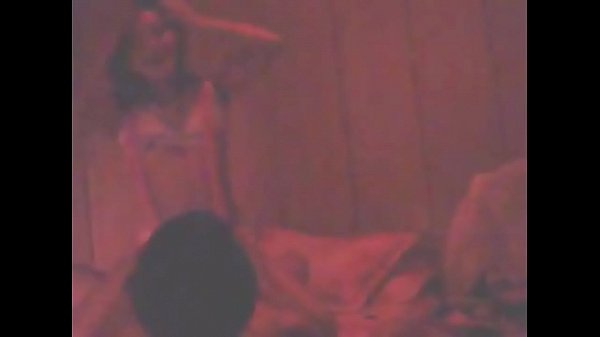 B&eacute; Ngọc Anh b&ecirc;n nh&agrave; h&agrave;ng x&oacute;m