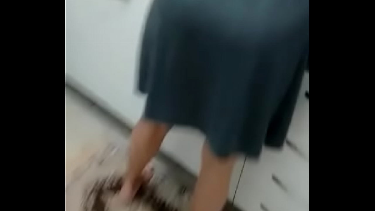 Safada lava lou&ccedil;a enquanto da a buceta