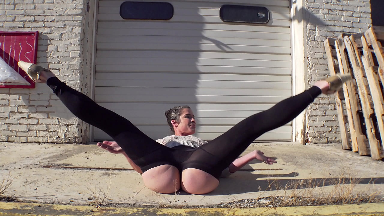 43yo flasher - walking the docks in buttless pants