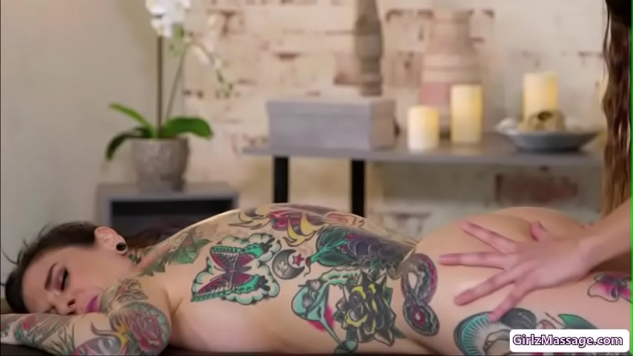 Sexy Gia Derza gives horny stepmom Joanna Angel a sensual massage