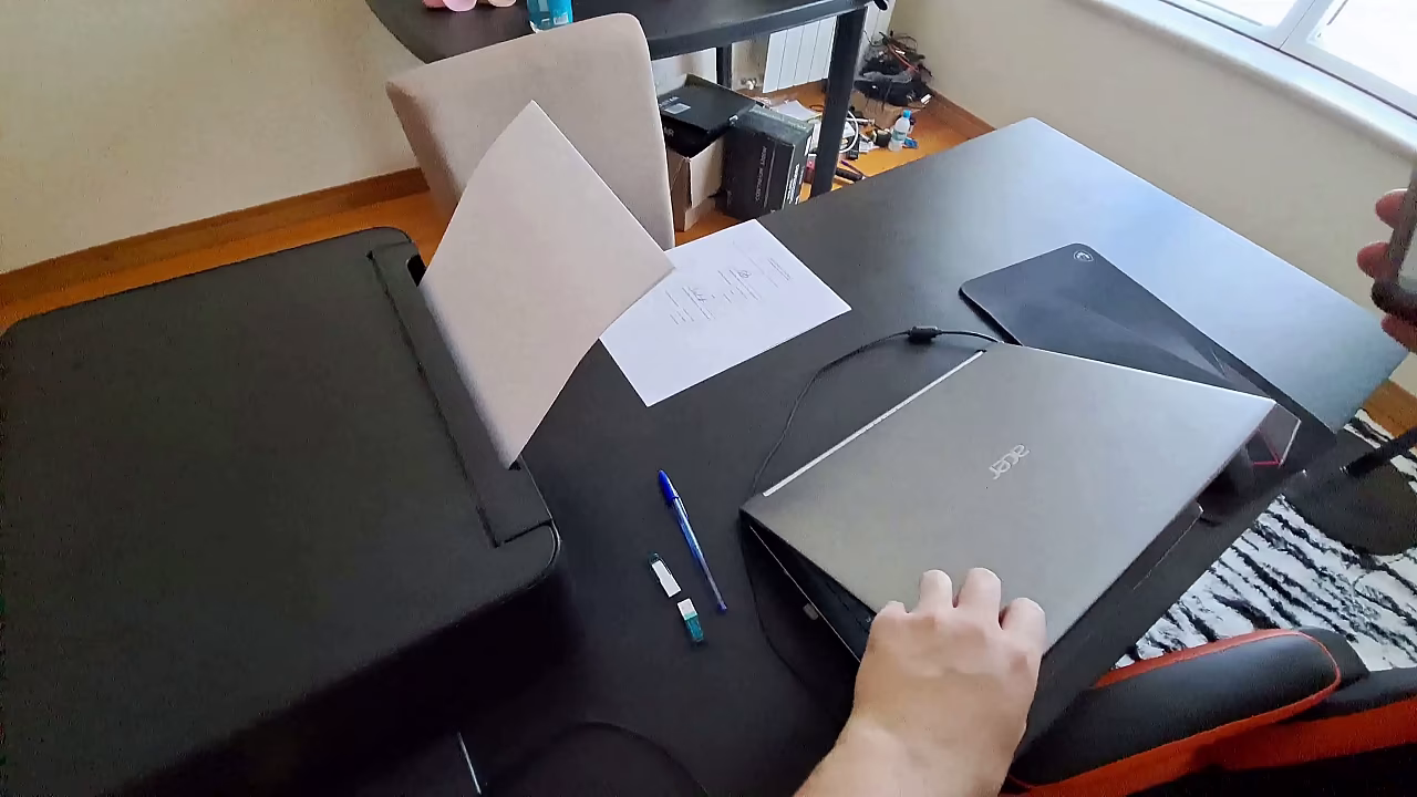 Una criada con jeans y chanclas firma un acuerdo para follar 1 minuto cada hora hasta que su jefe se corra