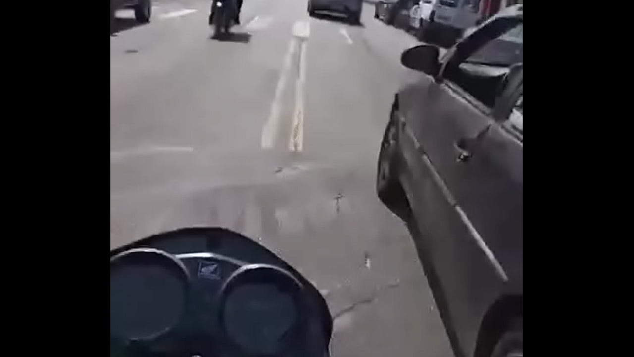 Comi a novinha do rabo granded em cima da moto e ela nao parava de gemer