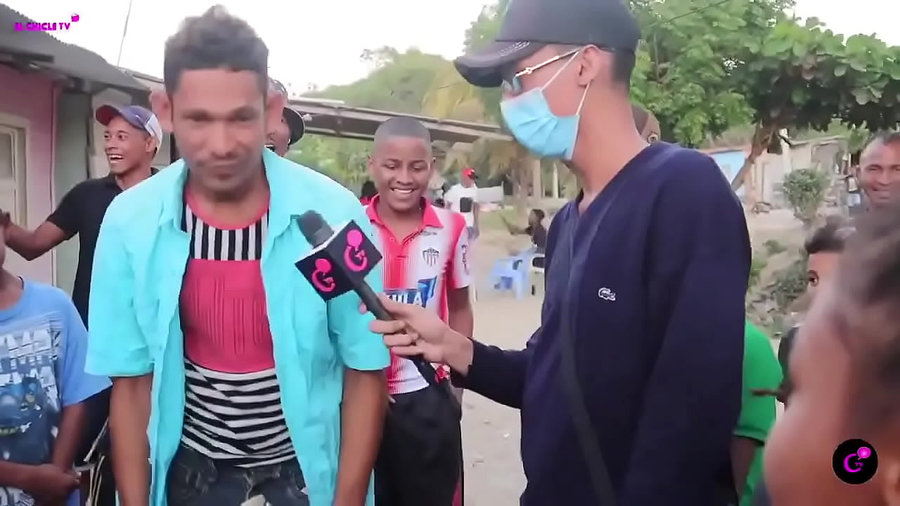 mago desaparece un celular con agua