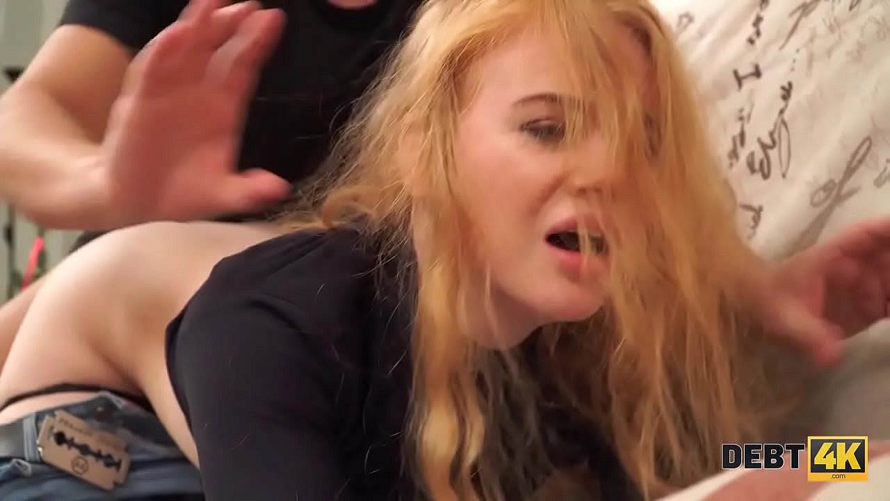 Debt4k. Une poup&eacute;e jeune fille remarquable a des relations sexuelles passionn&eacute;es avec un collecteur de pr&ecirc;ts