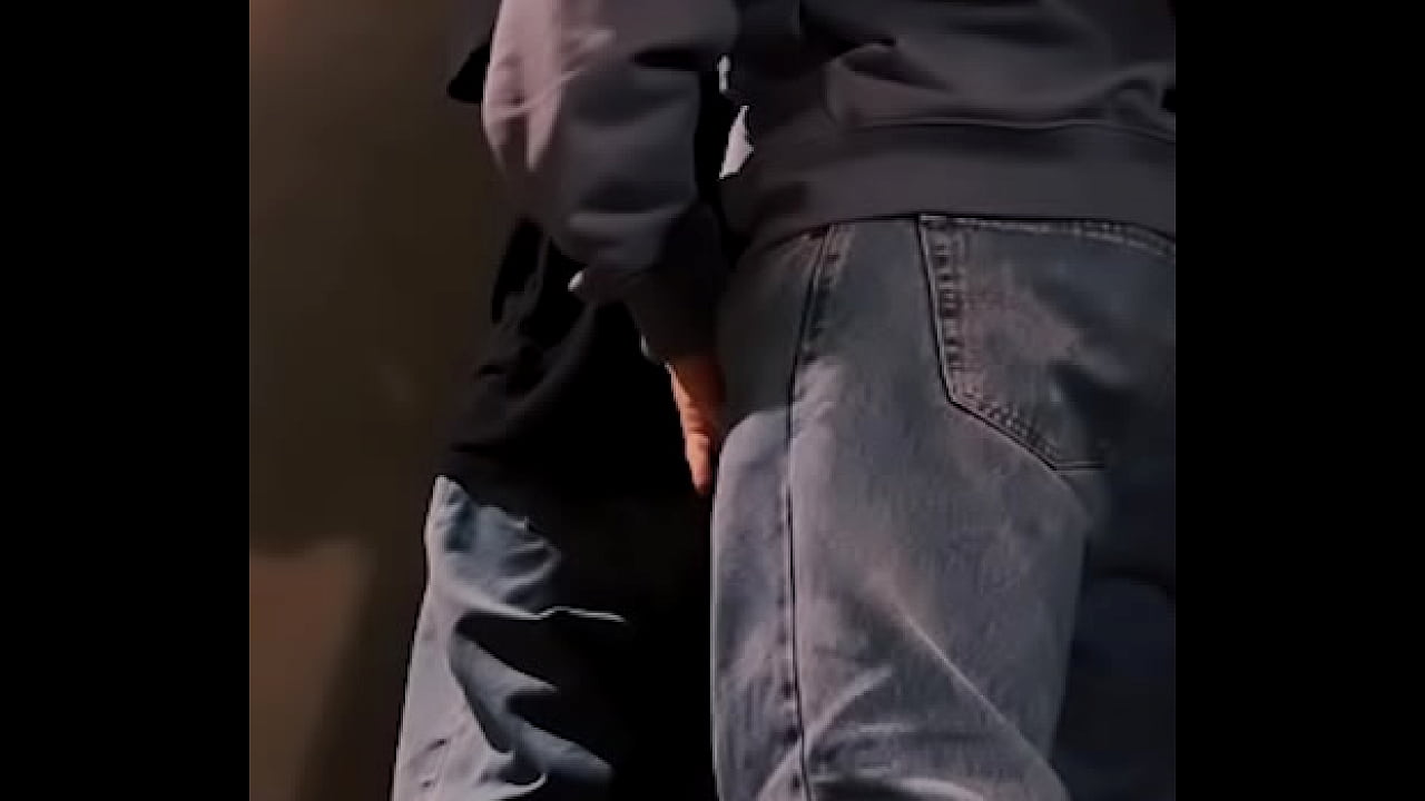 Chacal fit me folla con ropa en los vestidores del gimnasio a escondidas