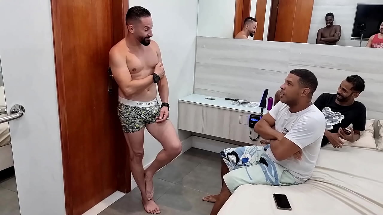 Bastidores da grava&ccedil;&atilde;o com a novinha Thai Kalifa na maior putaria com varios machos liberando ate cu e fazendo Dp