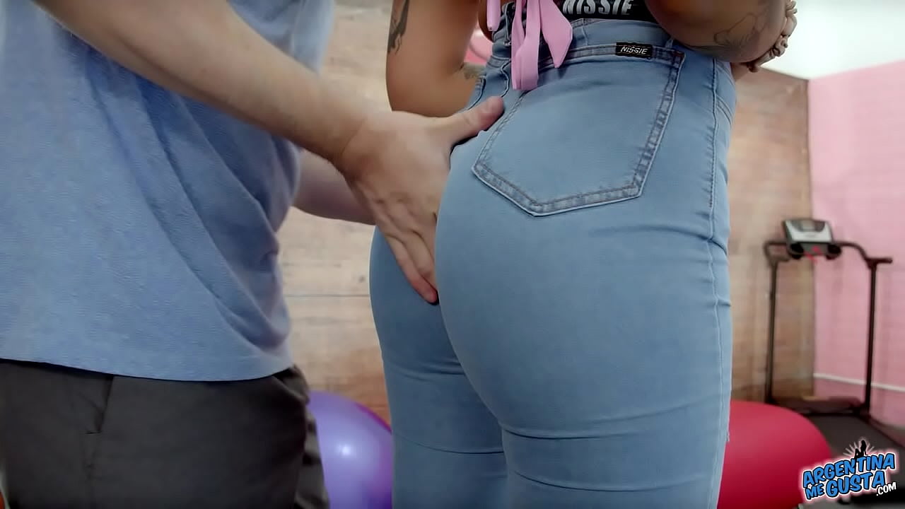 Incredbiel Bubble Butt & Cameltoe in Very Tight Denim Latina Babe!
