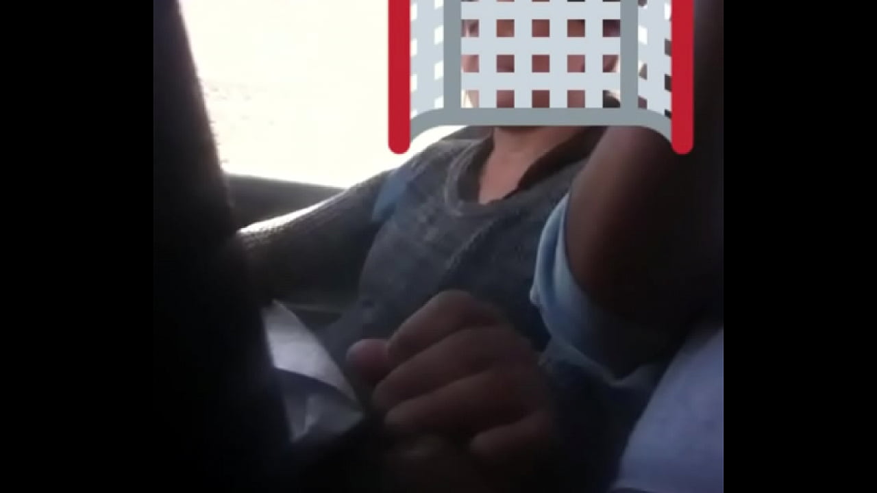 Se toma hasta la &uacute;ltima gota, esperando a su hijo afuera de la escuela