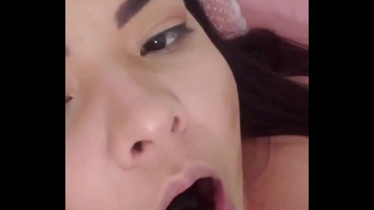 Novinha gostosa ficando nua e usando seus brinquedos - Parte 3